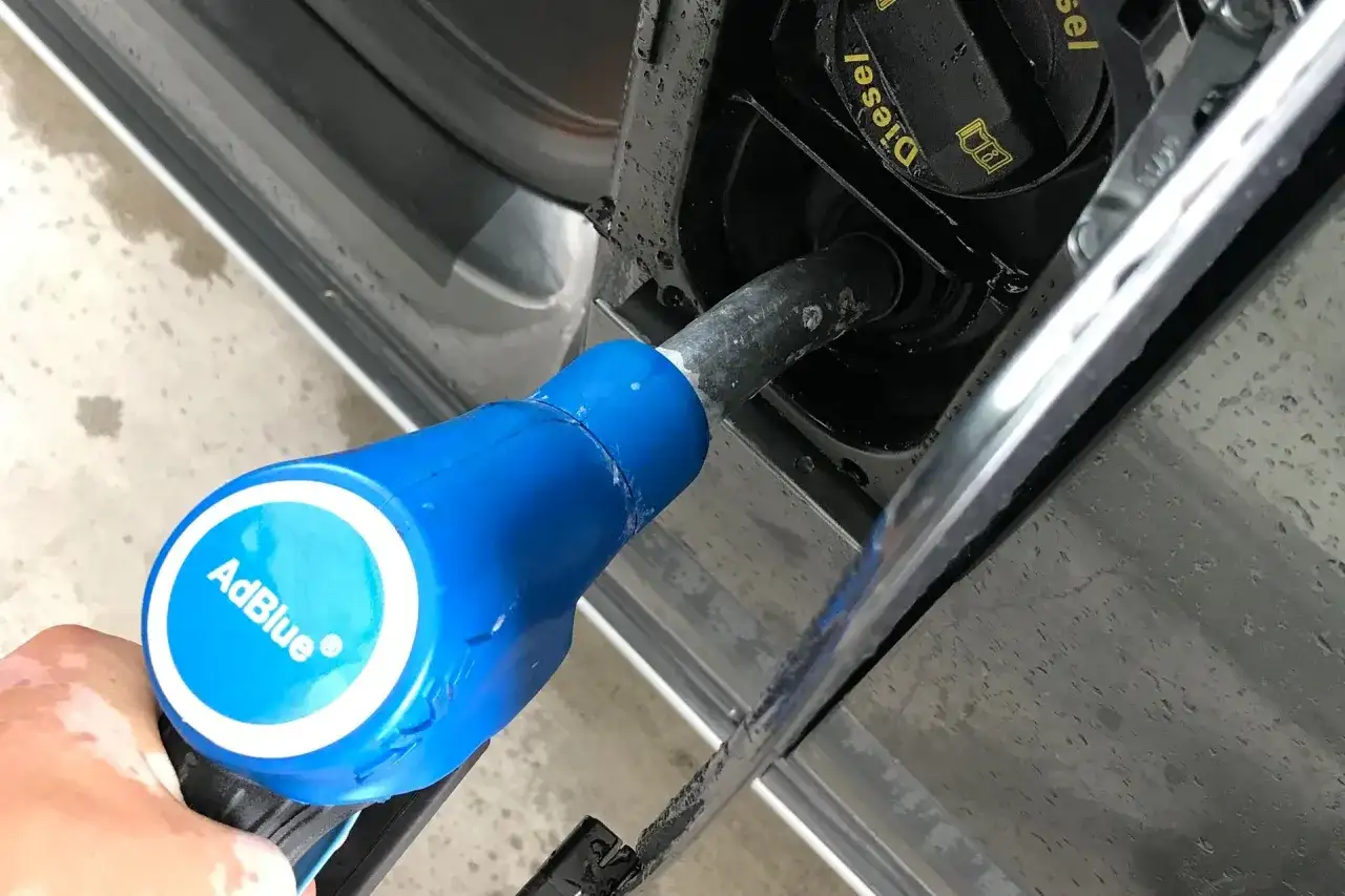 Niebieska dysza z napisem AdBlue® wlewana do baku diesla. To płyn AdBlue, co to jest?