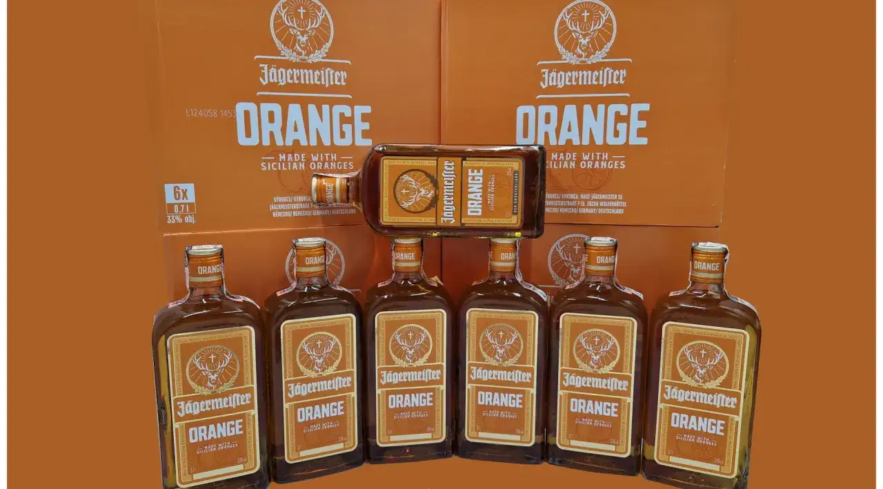 Sześć butelek Jägermeister Orange, orzeźwiający wariant tego klasycznego likieru ziołowego, z sycylijskimi pomarańczami.