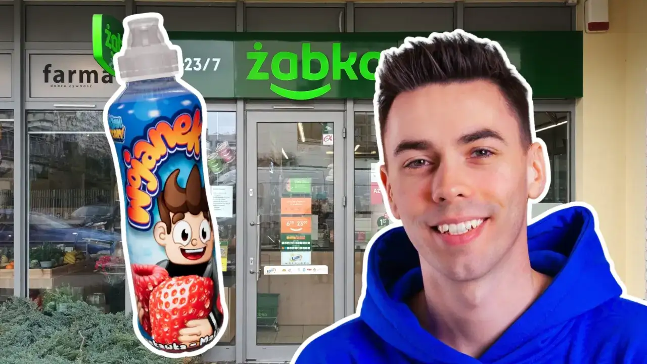 Wojciech Tomalka, uśmiechnięty przed Żabką, z napojem "Migdałek".