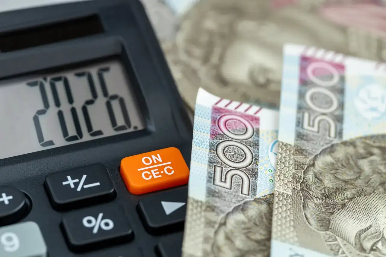 Kalkulator pokazuje 2026, obok polskie banknoty 500 zł. To może być odpis na zfśs 2026.