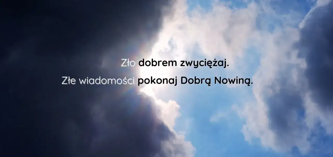 Niebo z burzowymi chmurami i przebijającym się słońcem. Napis: "Zło dobrem zwyciężaj. Złe wiadomości pokonaj Dobrą Nowiną.