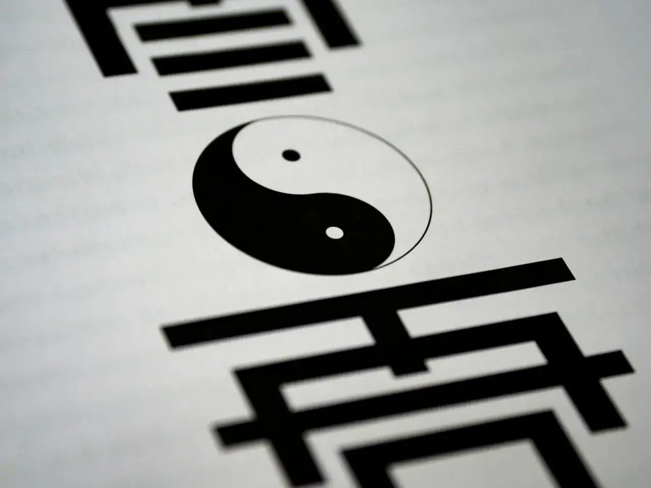 Symbol Yin Yang na białym tle, otoczony chińskimi znakami. Ilustruje różnicę między wiarą a wiedzą, perspektywę filozoficzną i teologiczną.