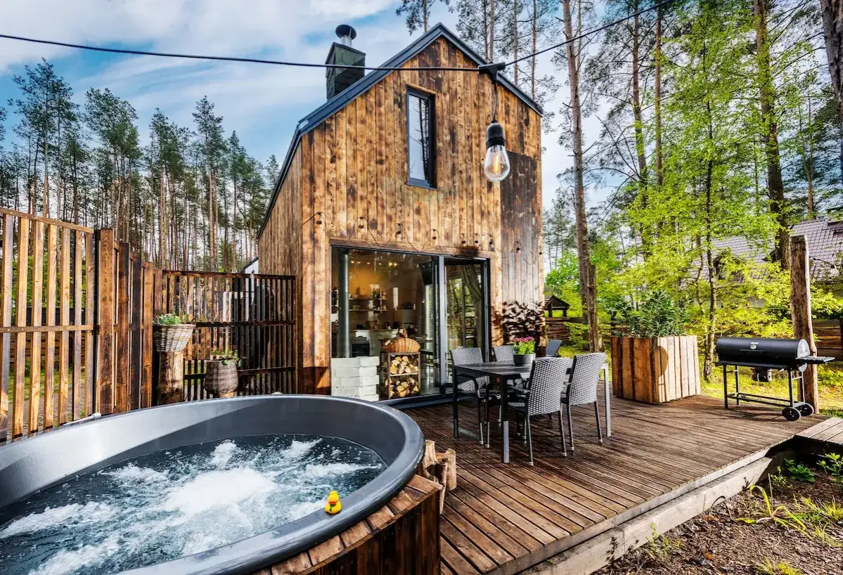 Urokliwe domki letniskowe Kaszuby 2-osobowe nad jeziorem. Relaks w jacuzzi i grillowanie na tarasie wśród drzew.
