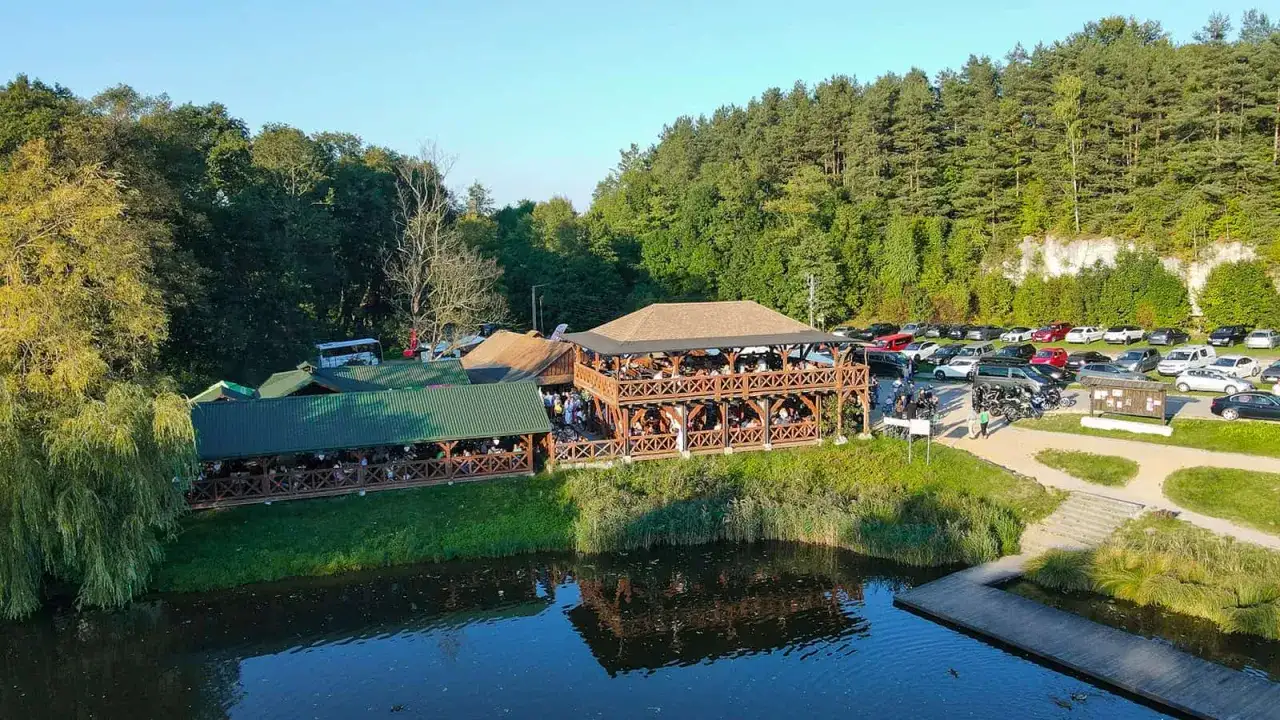 Drewniane restauracje nad wodą, pełne gości. Sprawdź pstrągowo menu cennik i zaplanuj wizytę.