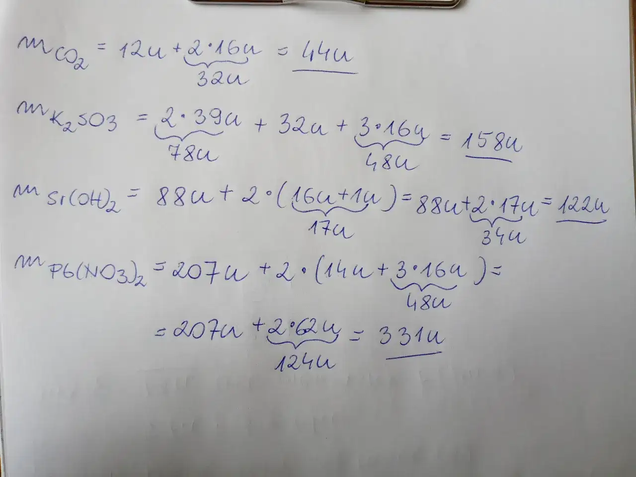 Obliczenia masy molowej CO2, K2SO3, Si(OH)2 i Pb(NO3)2. Widać poszczególne kroki obliczeń i sumowanie atomów.