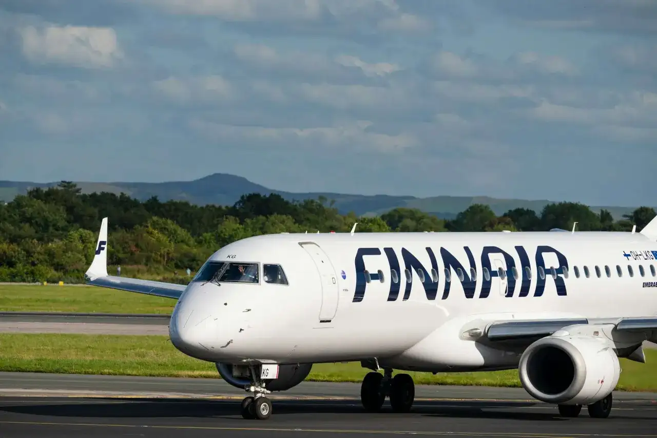Samolot Finnair na płycie lotniska, gotowy do startu. W bagażu podręcznym zmieści się wszystko, co potrzebne na podróż.