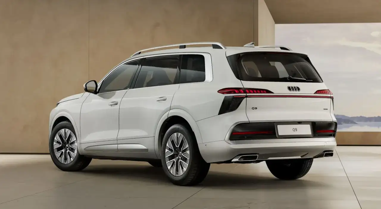 Białe Audi Q9 z eleganckimi światłami LED i chromowanymi detalami. Sprawdź aktualną audi q9 cena i zamów już dziś!