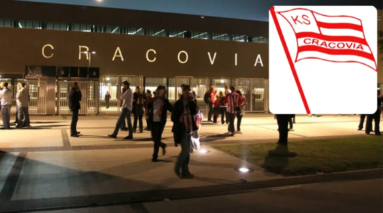 Fani przed stadionem Cracovii, najstarszego klubu piłkarskiego w Polsce.