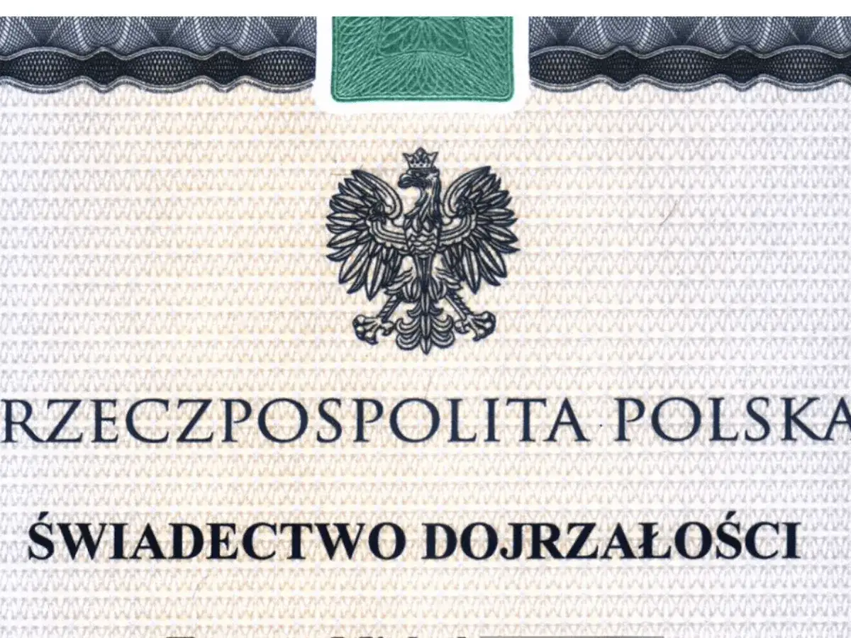 Fragment polskiego świadectwa dojrzałości z godłem orła.