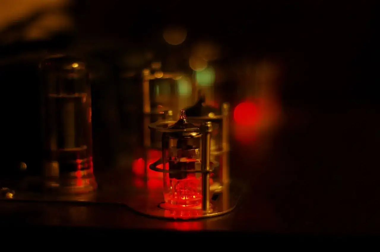 Czerwone żarzące się lampy elektronowe snr w ciemności, tworzące ciepłą, nostalgiczną atmosferę.
