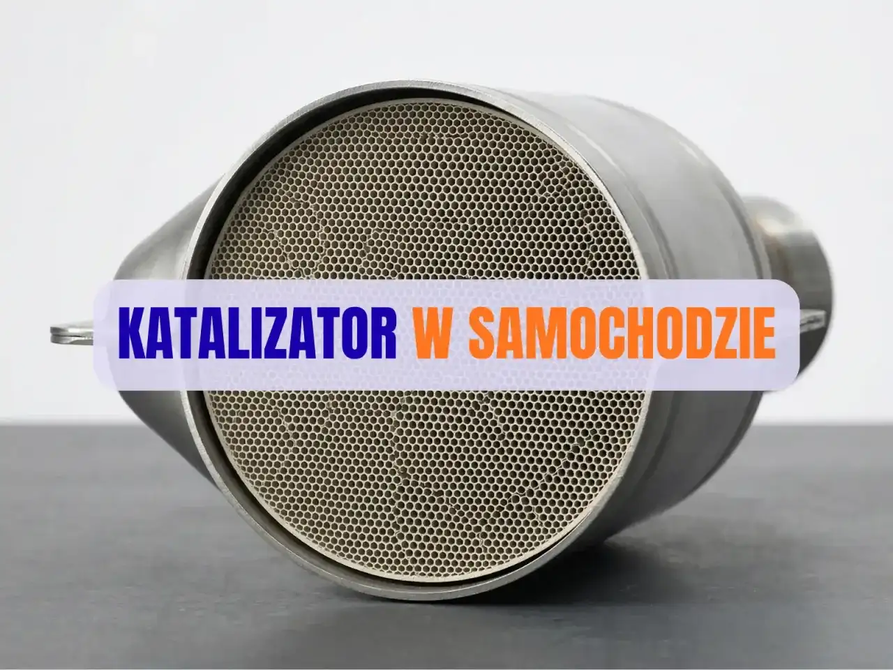 Katalizator w samochodzie, z widocznym plastrem miodu. Zapchany katalizator objawy mogą być różne, np. spadek mocy.