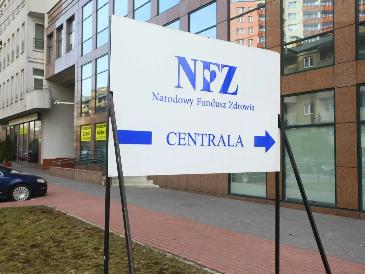 Tablica NFZ "Centrala" kieruje do budynku. Zastanawiasz się, ile kosztuje wyjazd do sanatorium? Tutaj znajdziesz odpowiedzi.