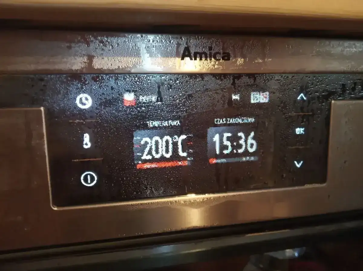 Panel sterowania piekarnika Amica z ustawioną temperaturą 200°C i czasem zakończenia 15:36. Jak odblokować piekarnik Amica?