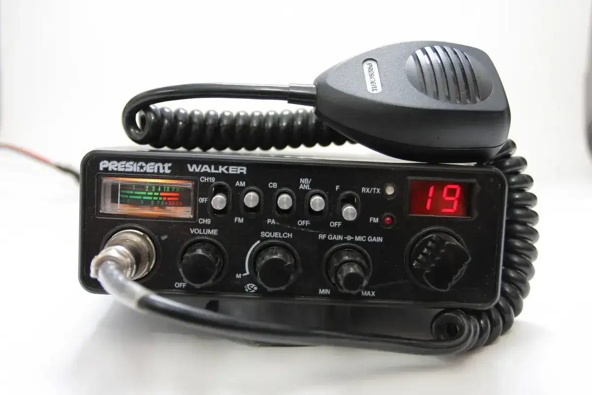 Radiotelefon President Walker z mikrofonem. Czy cb radio jest legalne? Tak, w Polsce jest legalne, o ile spełnia normy i jest używane zgodnie z przepisami.
