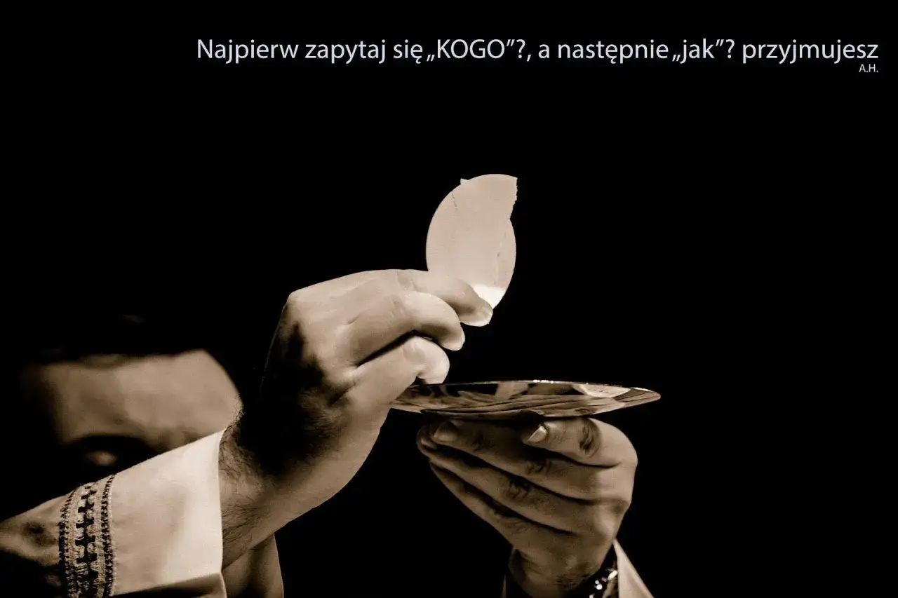 Dłonie trzymają biały opłatek nad pateną. Tekst sugeruje dyskusję o skutkach przyjmowania komunii świętej na rękę a do ust.