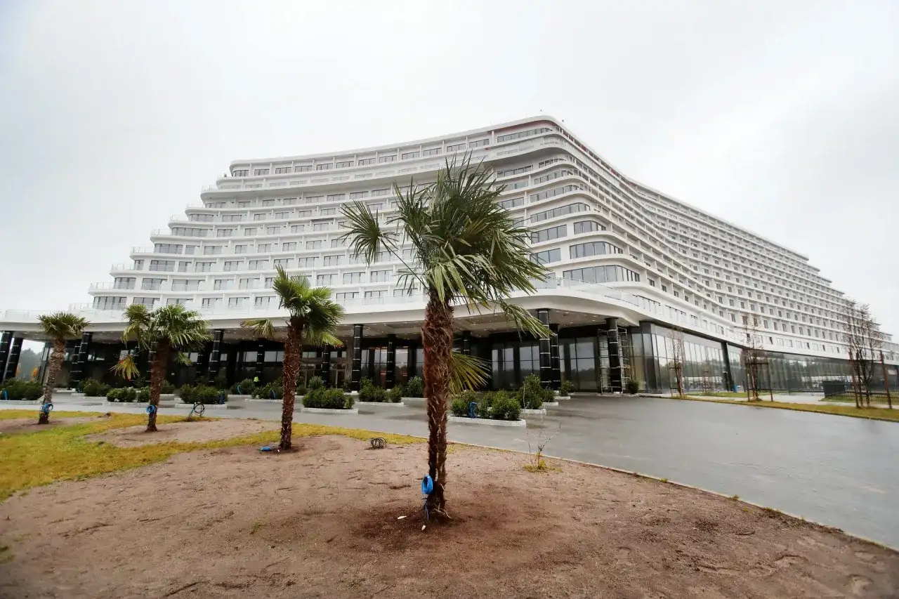 Nowoczesny hotel Gołębiewski w Pobierowie, z tarasami i palmami, czeka na otwarcie.