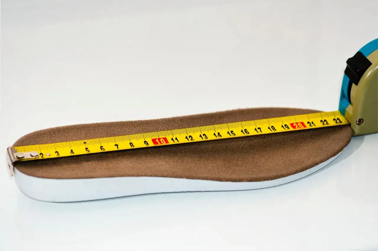 Miarka pokazuje, że wkładka ma 23 cm. Jaka długość wkładki odpowiada rozmiarowi 40?