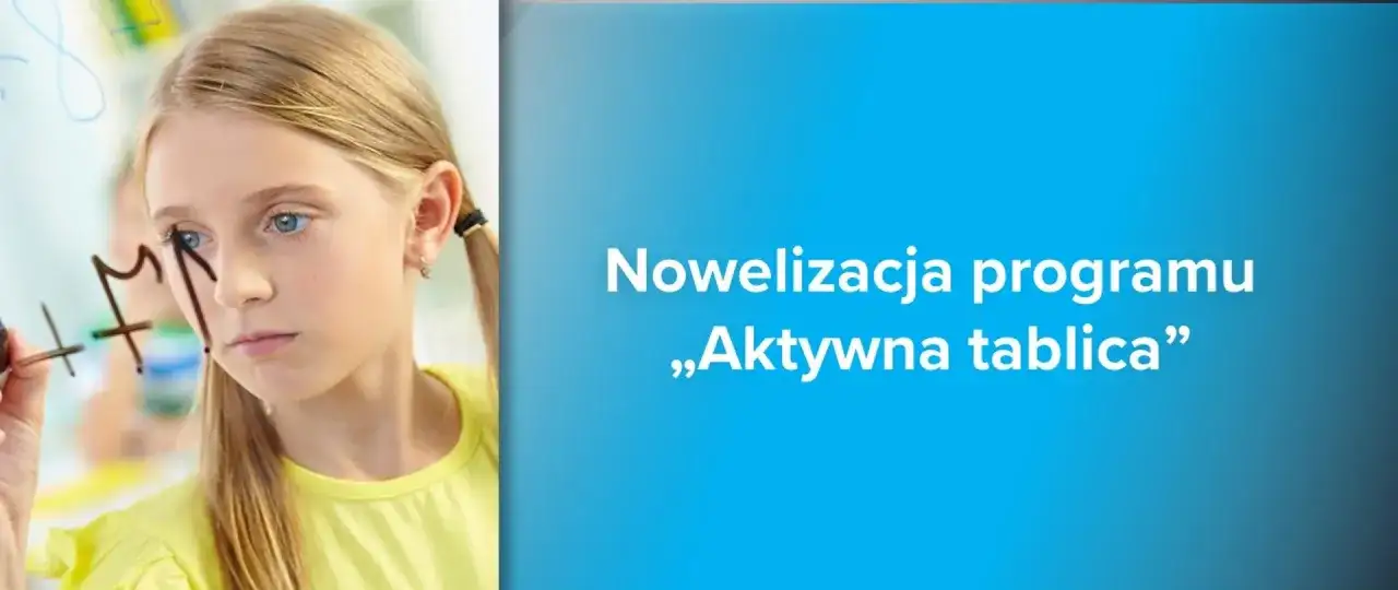 Dziewczynka pisze na szkle, ucząc się z programem „Aktywna tablica”.