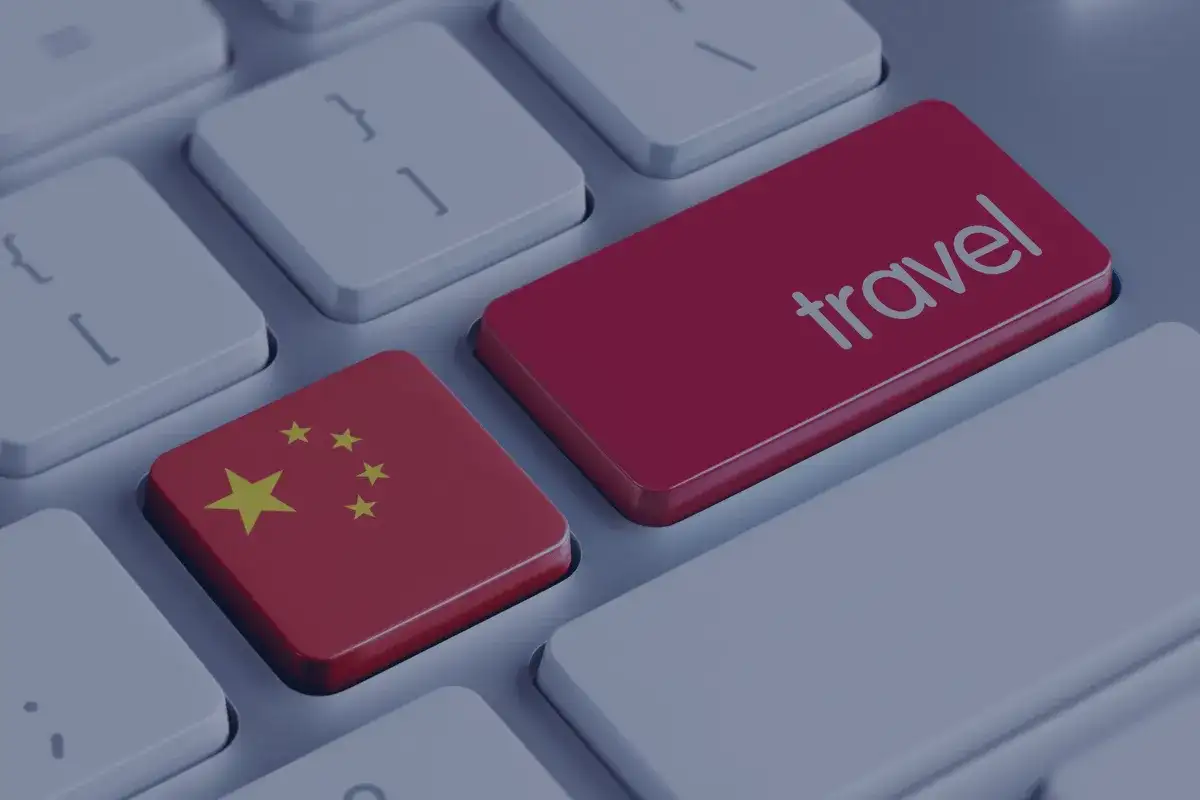 Klawisz z flagą Chin i klawisz "travel" obok siebie. Planujesz podróż do Chin i potrzebujesz wizy?