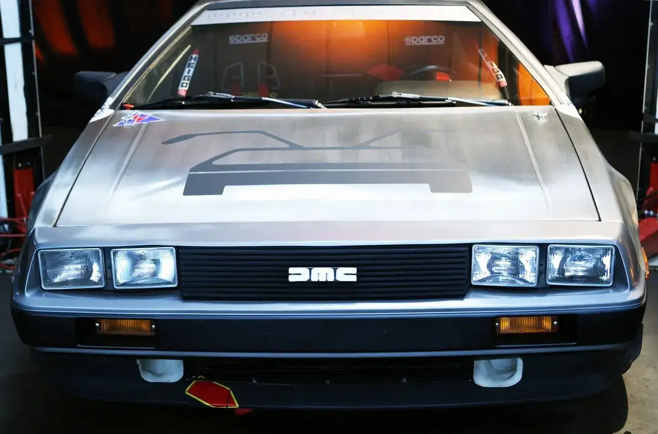 Przód kultowego DeLorean z charakterystycznym logo DMC na grillu.