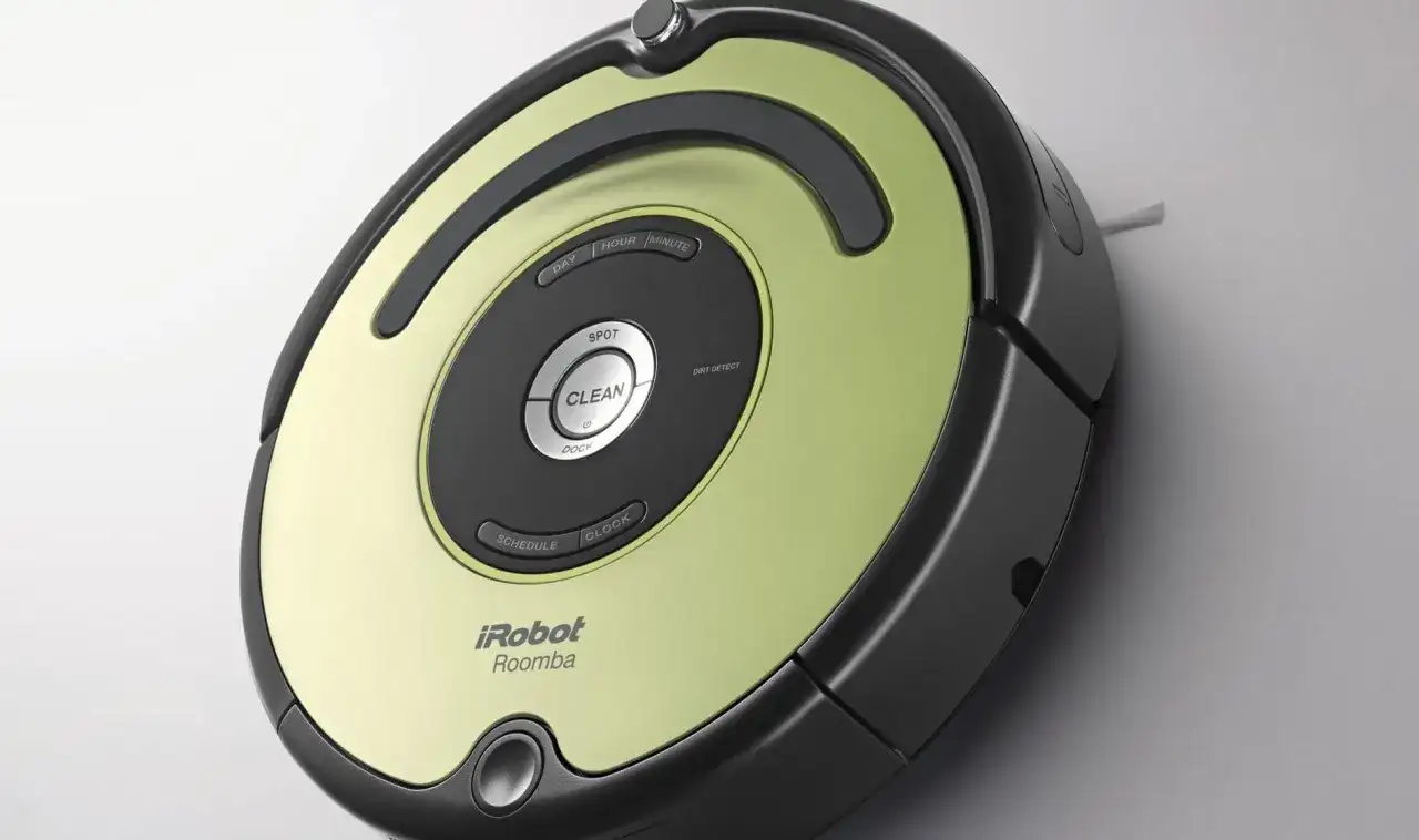 Odkurzacz Roomba iRobot, idealny do rankingu odkurzaczy automatycznych. Zielono-czarny, z przyciskami Clean, Dock, Schedule.