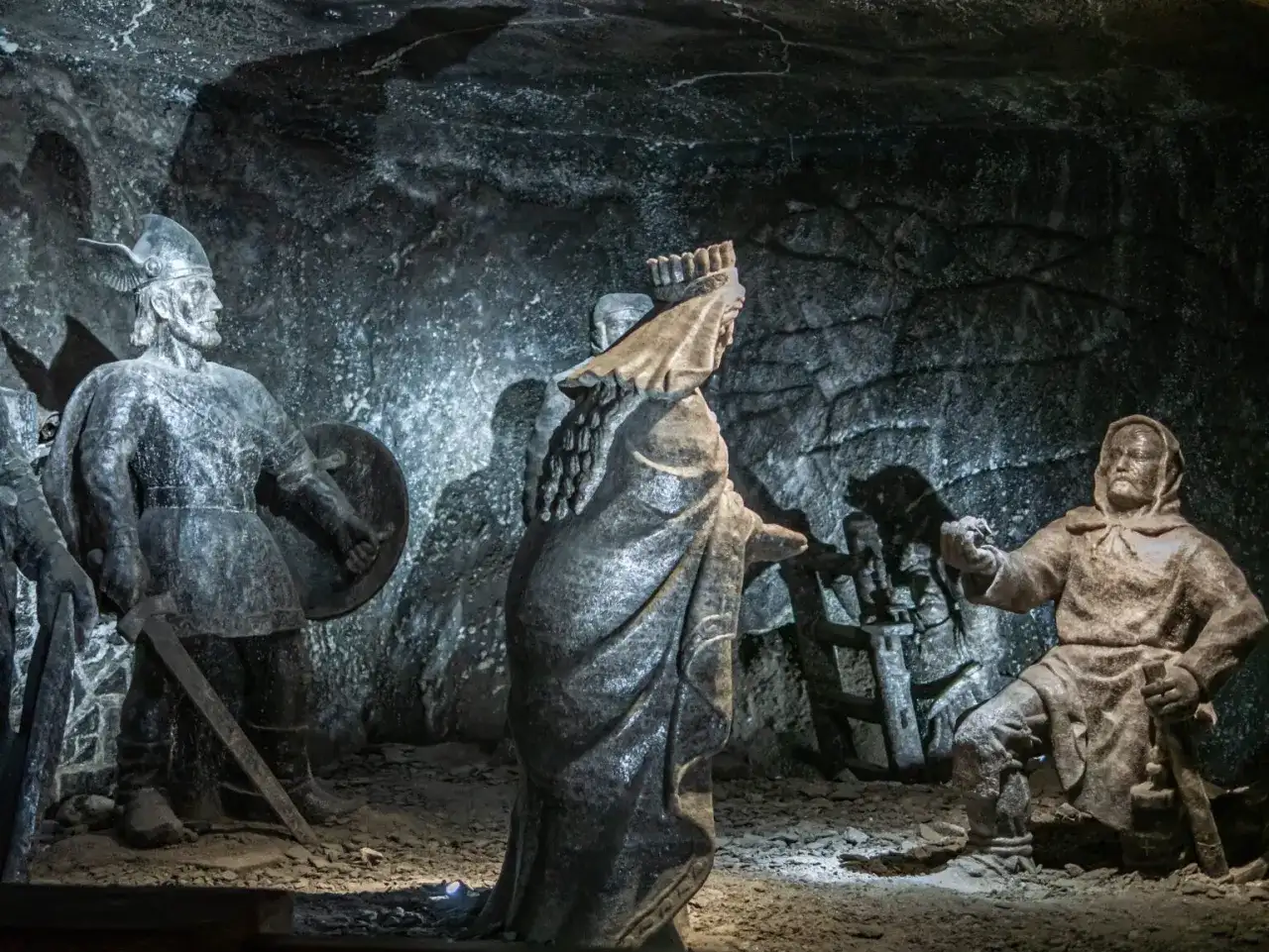 Rzeźby z soli w kopalni soli „Wieliczka” zdjęcia. Postacie historyczne w podziemnych komnatach.