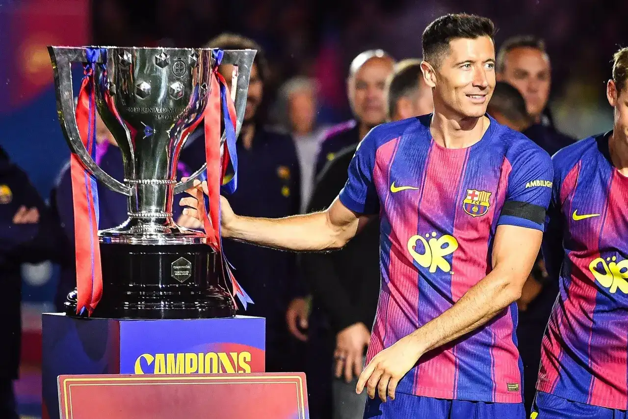 Robert Lewandowski z pucharem La Liga, świętując sukcesy z Barceloną.