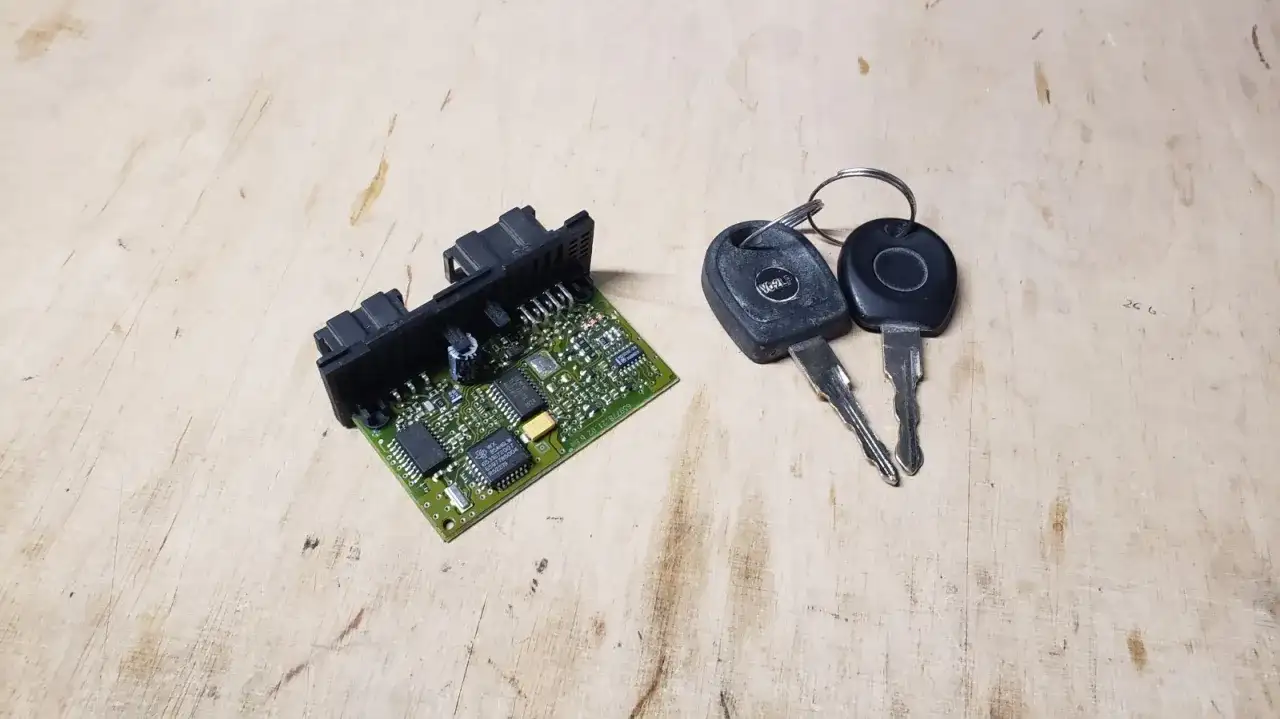 Elektronika samochodowa z kluczykami, widoczny układ eeprom.