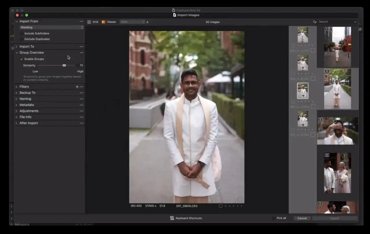 Mężczyzna w białej kurtce i szalu pozuje do zdjęcia. Capture One 23 grupuje obrazy ślubne.
