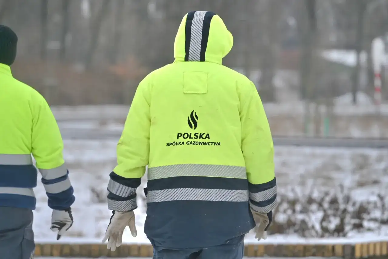 Pracownicy Polskiej Spółki Gazownictwa w zimowych kurtkach, badają przyczyny wycieków z butli gazowych w niskich temperaturach.