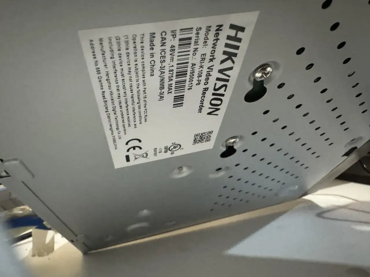 Naklejka z danymi rejestratora Hikvision, model ERI-K108-P8. Przydatne przy próbie hikvision reset kamery.