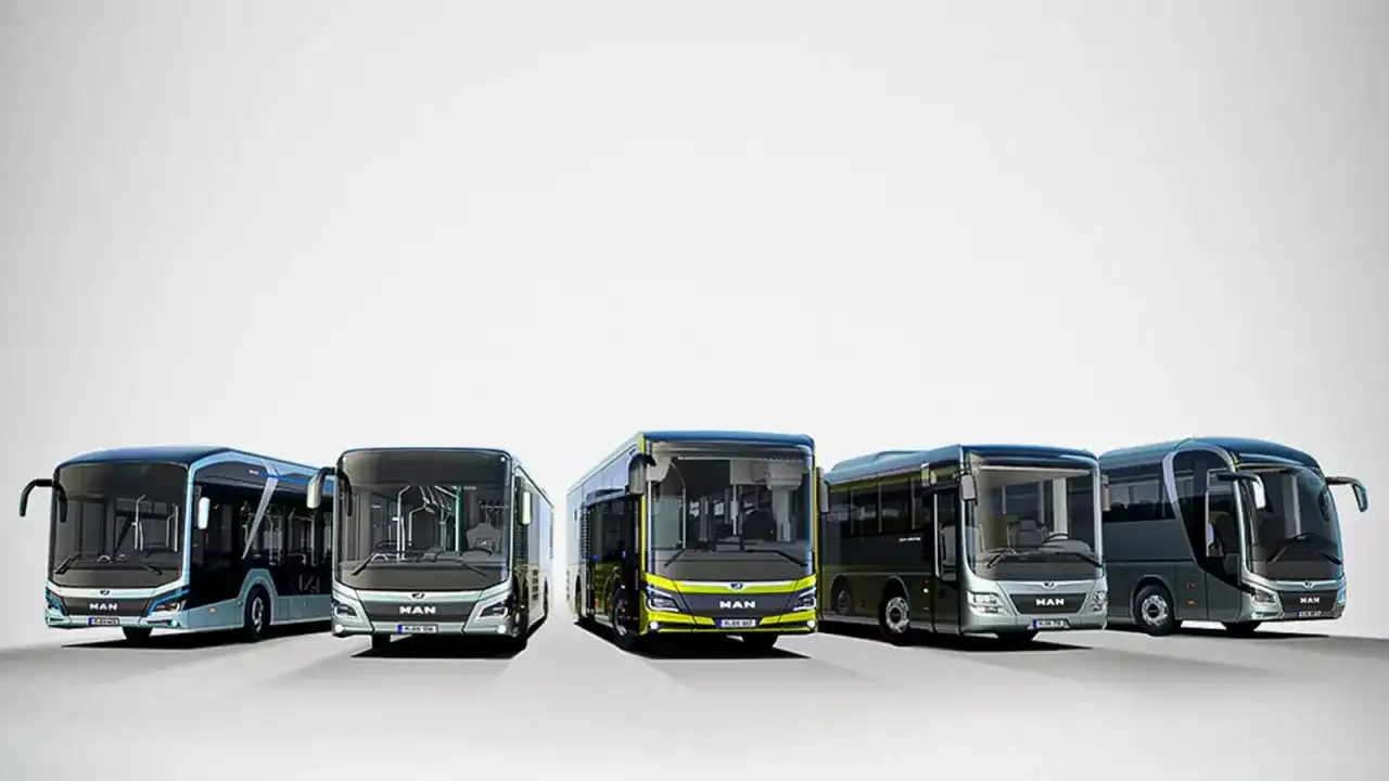 Pięć nowoczesnych autobusów MAN, w tym jeden z żółtymi akcentami, prezentuje się na białym tle.