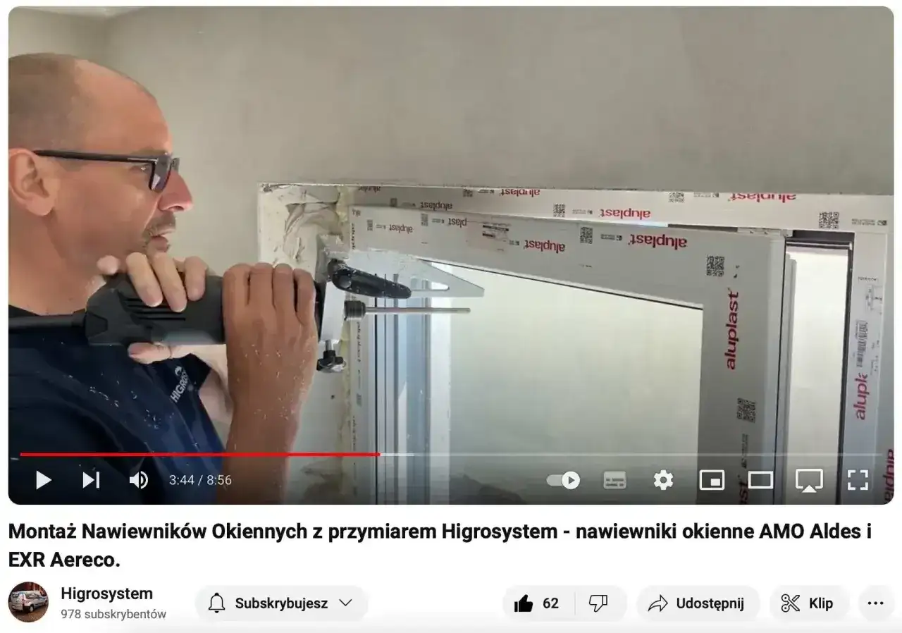 Montaż nawiewników okiennych z użyciem przyrządu Higrosystem. Widać montaż nawiewników w oknach.