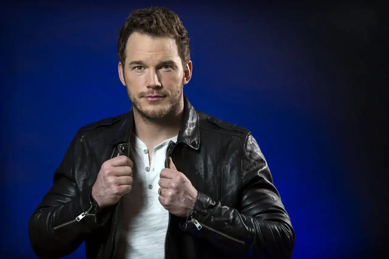 Chris Pratt w skórzanej kurtce, gotowy do kolejnych filmów.