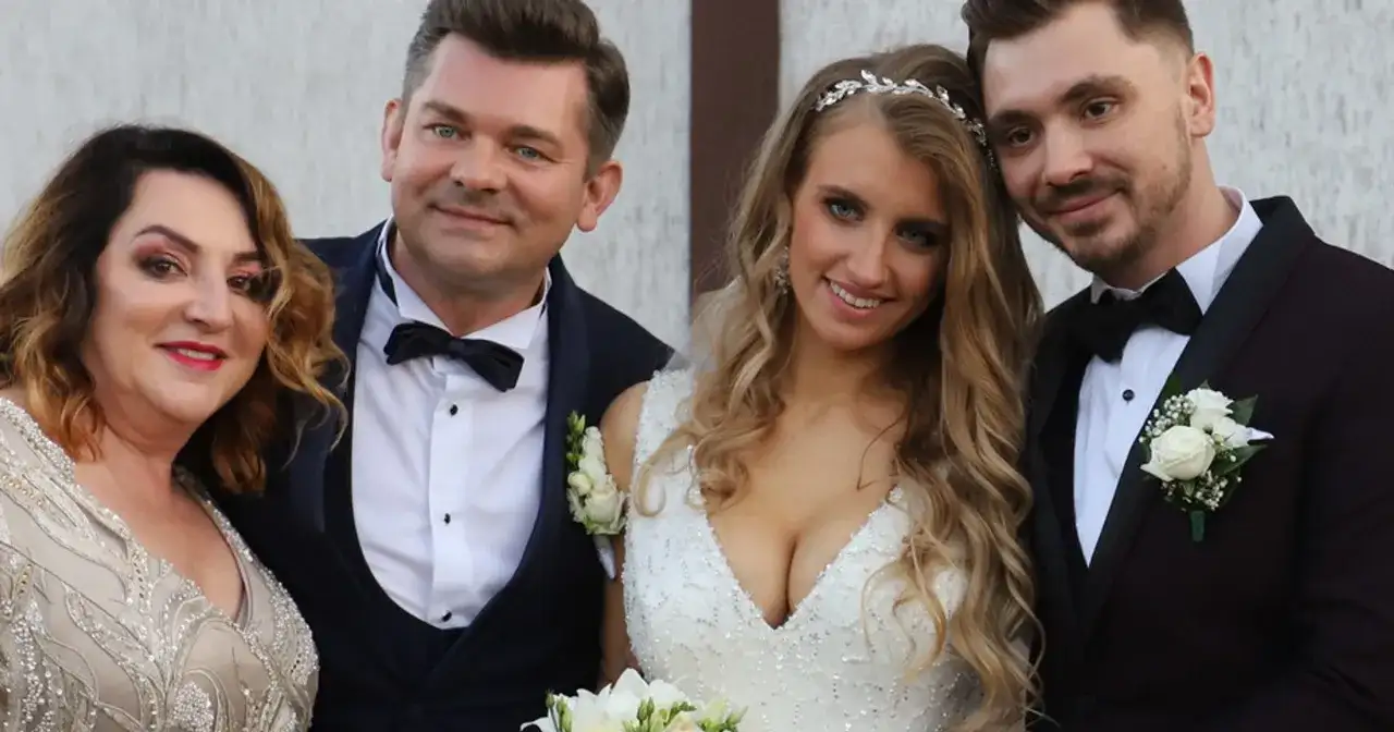 Para weselna i rodzice. Czy Zenek ma dzieci? Na ślubie widać cztery osoby.