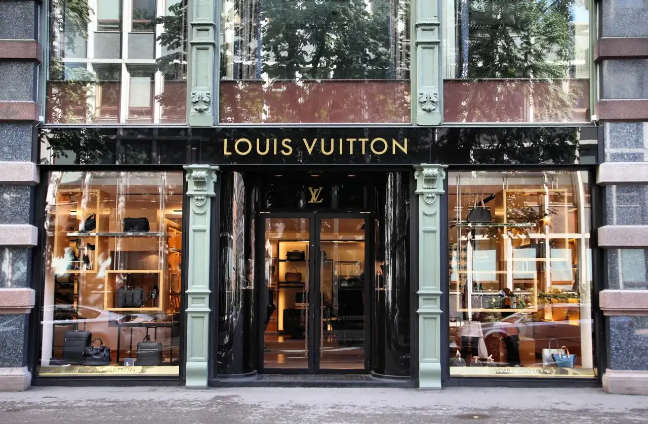 Elegancki butik Louis Vuitton. Czy znana projektantka mody rzeczywiście wychowała się w luksusach, patrząc na te torebki i walizki?