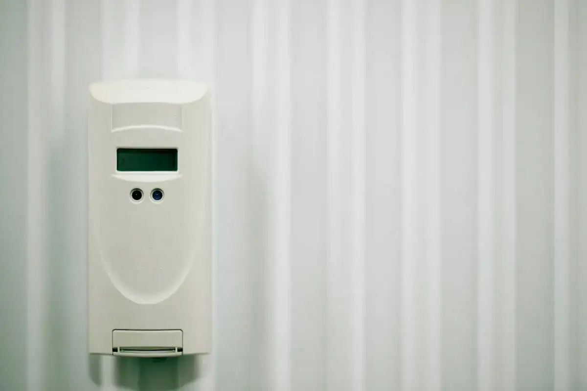 Ein elektronischer Heizkostenverteiler an einem Heizkörper. Mögliche Nachteile: ungenaue Messung bei starker Sonneneinstrahlung.