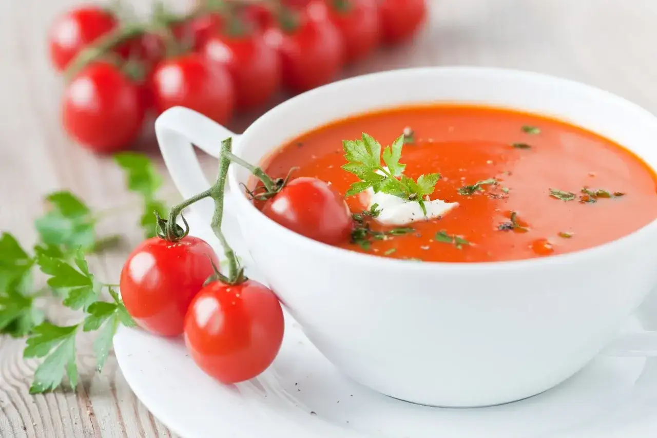 Najlepsza zupa pomidorowa przepis babci. Aromatyczna, gładka, z kleksem śmietany i świeżą natką. Idealna na chłodne dni.