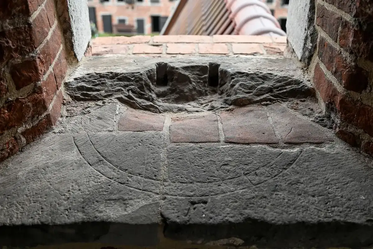 Kamienne wyrycia na parapecie okna twierdzy Wisłoujście. Sprawdź twierdza wisłoujście cennik, by poznać ceny wstępu.