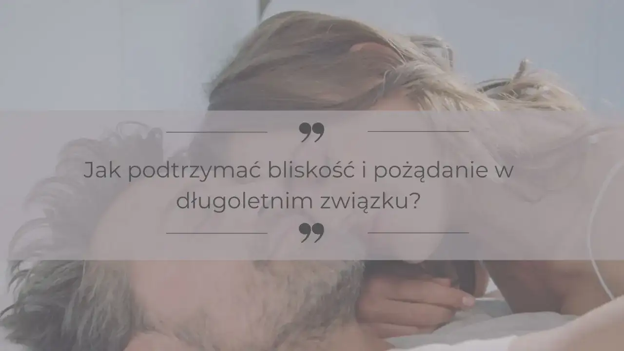 Para w intymnej chwili. Tekst pyta: "Jak podtrzymać bliskość i pożądanie w długoletnim związku?", sugerując temat życia erotycznego.