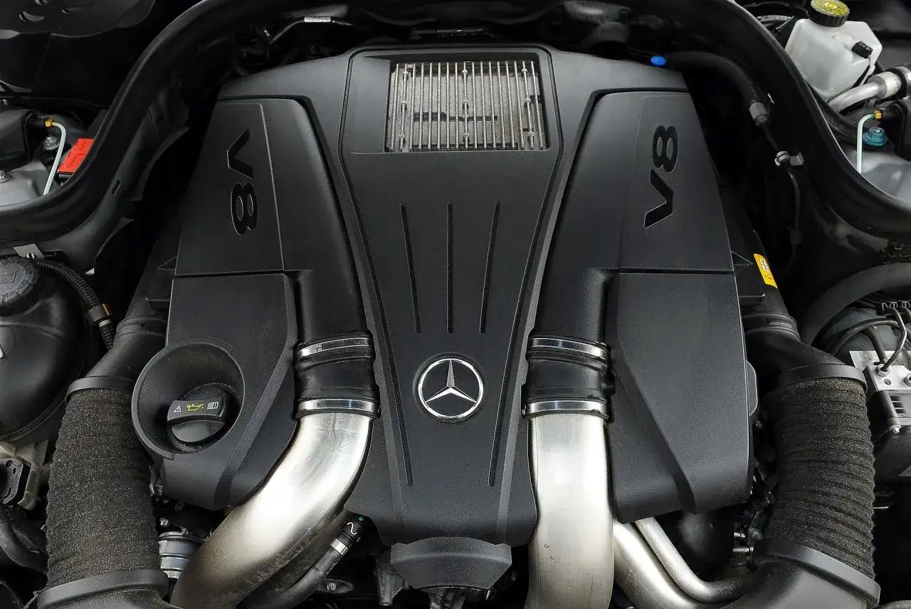 Silnik V8 z emblematem Mercedesa, serce mocnego w212 coupe.