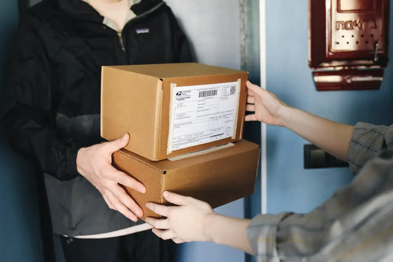 Przekazanie paczki, na której etykiecie InPost widoczny jest kod nadania.