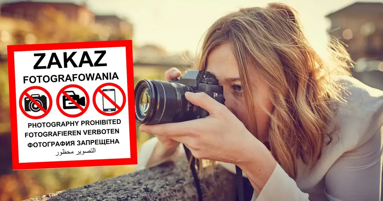 Kobieta z aparatem ignoruje znak zakaz fotografowania.