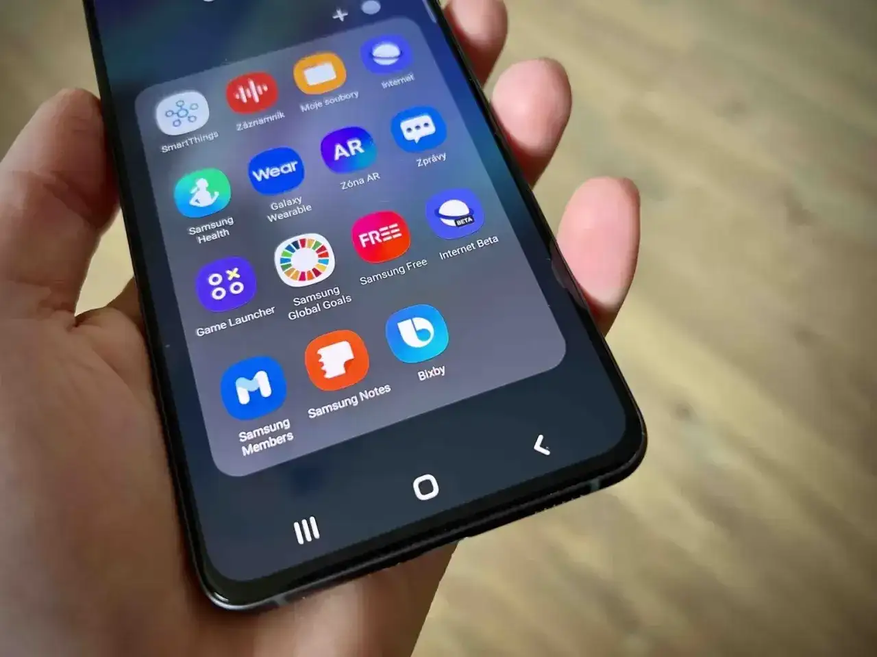 Na ekranie telefonu Samsung widać ikonę Bixby. To asystent głosowy, który odpowiada na pytania i wykonuje polecenia.
