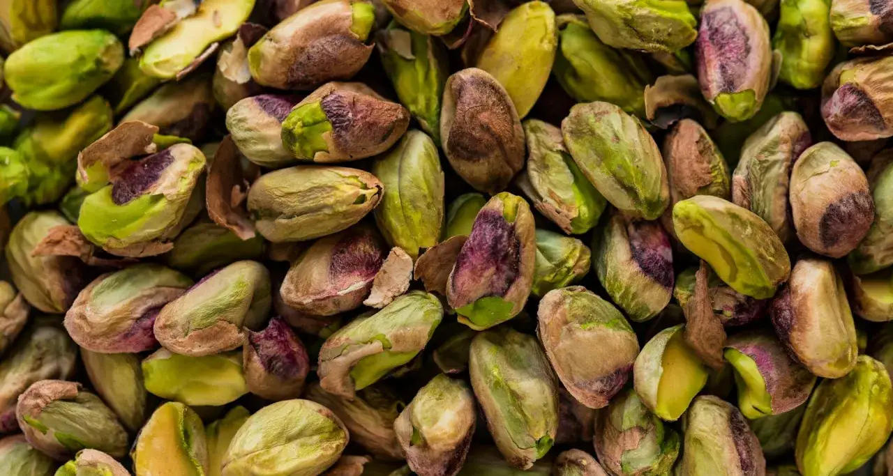 Łuskane pistacje, zielone i brązowe. Czy pies może jeść fistaszki? Nie, te orzechy są dla ludzi.