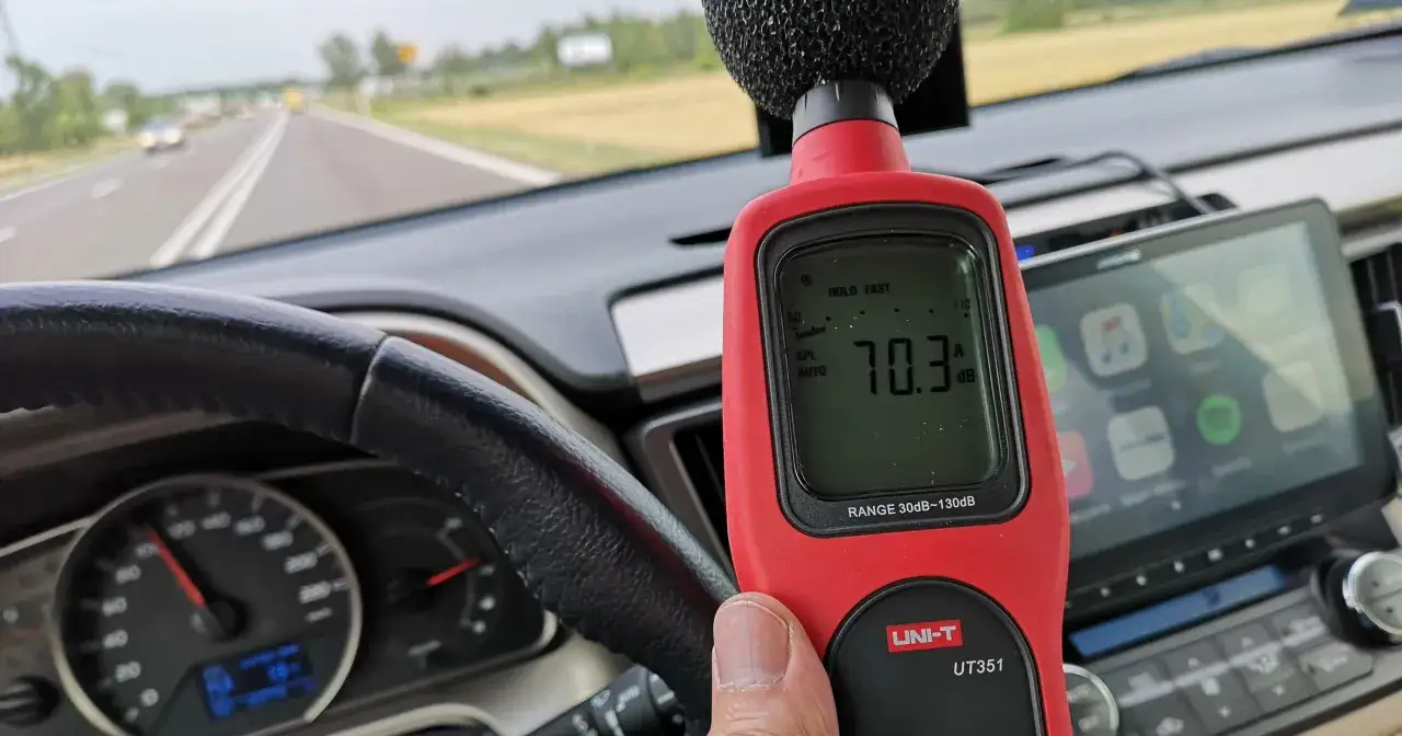 Miernik hałasu pokazuje 70.3 dB w kabinie. Warto zastanowić się nad wygłuszeniem maski silnika, by obniżyć ten wynik.
