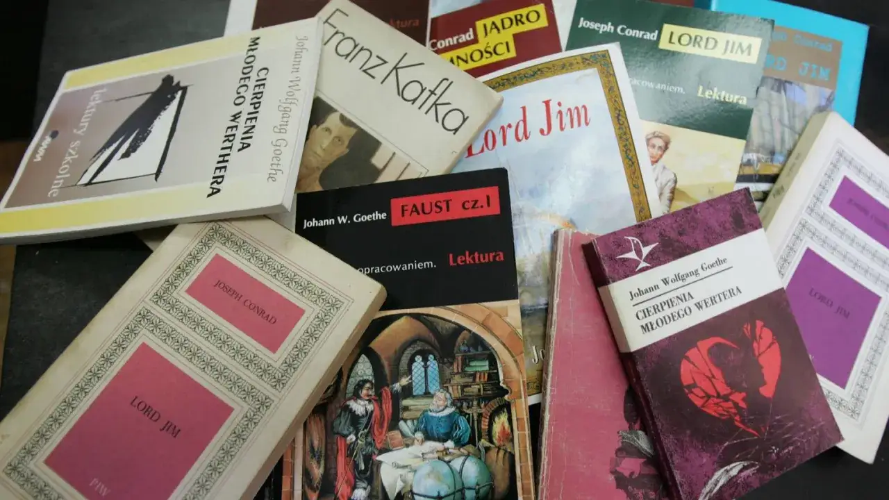 Stos książek z lektury obowiązkowe: "Cierpienia młodego Wertera", "Faust", "Lord Jim", "Jądro ciemności" i "Proces".