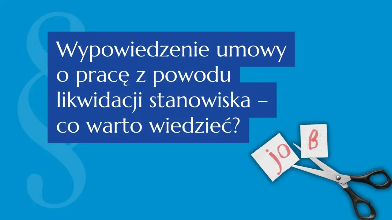 Likwidacja stanowiska pracy a okres wypowiedzenia. Nożyczki przecinają kartkę z napisem "job", symbolizując koniec zatrudnienia.