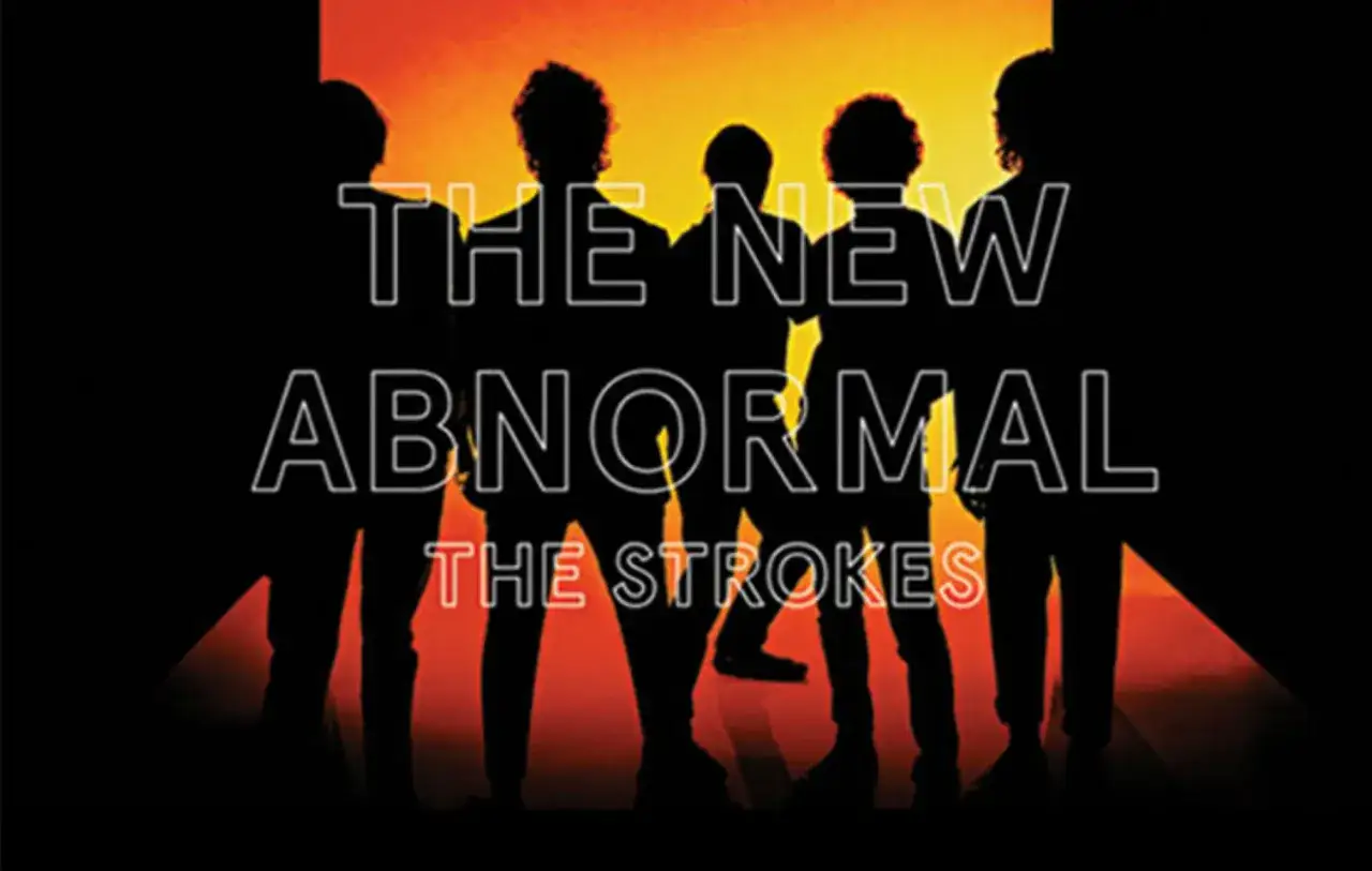 Sylwetki członków zespołu The Strokes na tle pomarańczowego światła. Tytuł albumu "The New Abnormal" i nazwa zespołu widoczne w neonowym stylu.