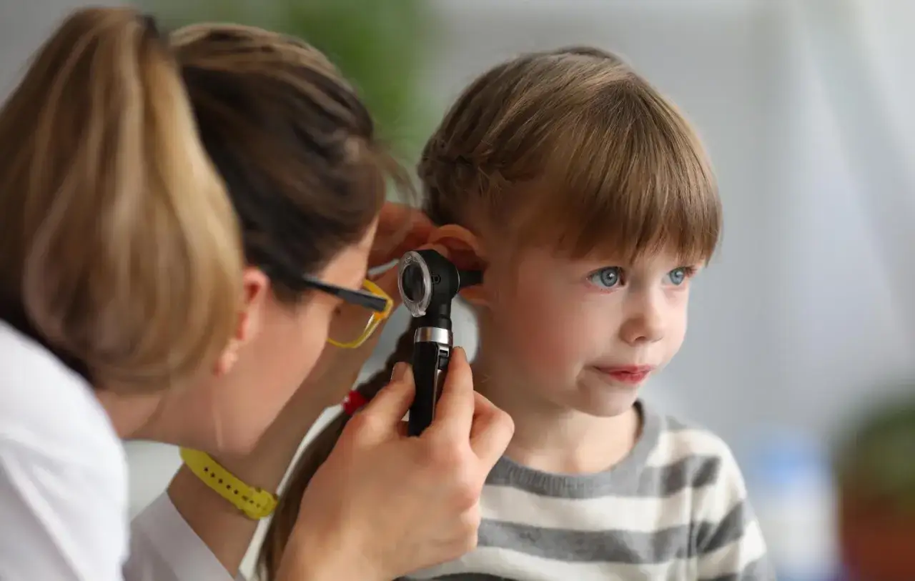 Laryngolog dziecięcy NFZ: Jak umówić wizytę mimo kolejek?